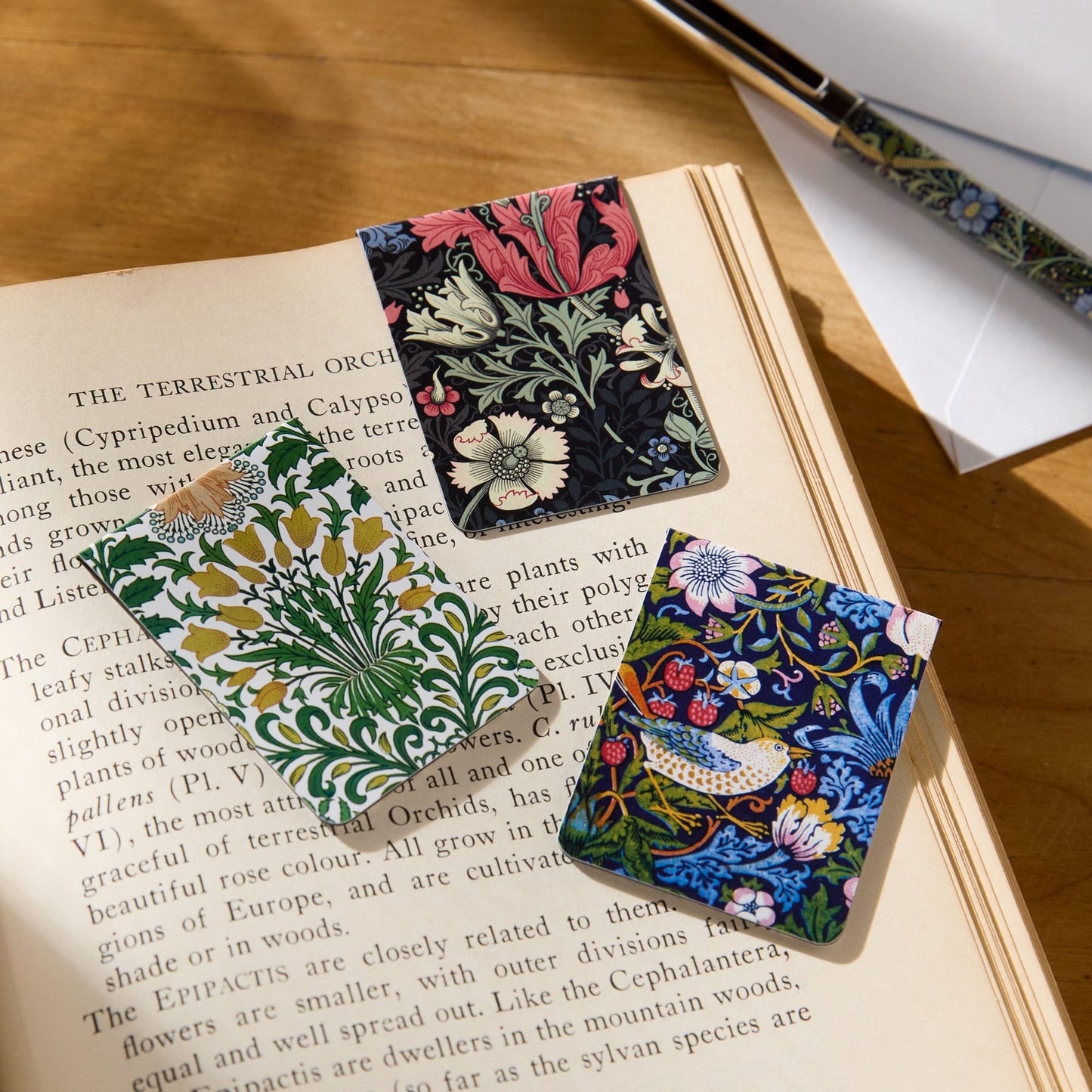William Morris Magnetic Bookmark Set | Galison