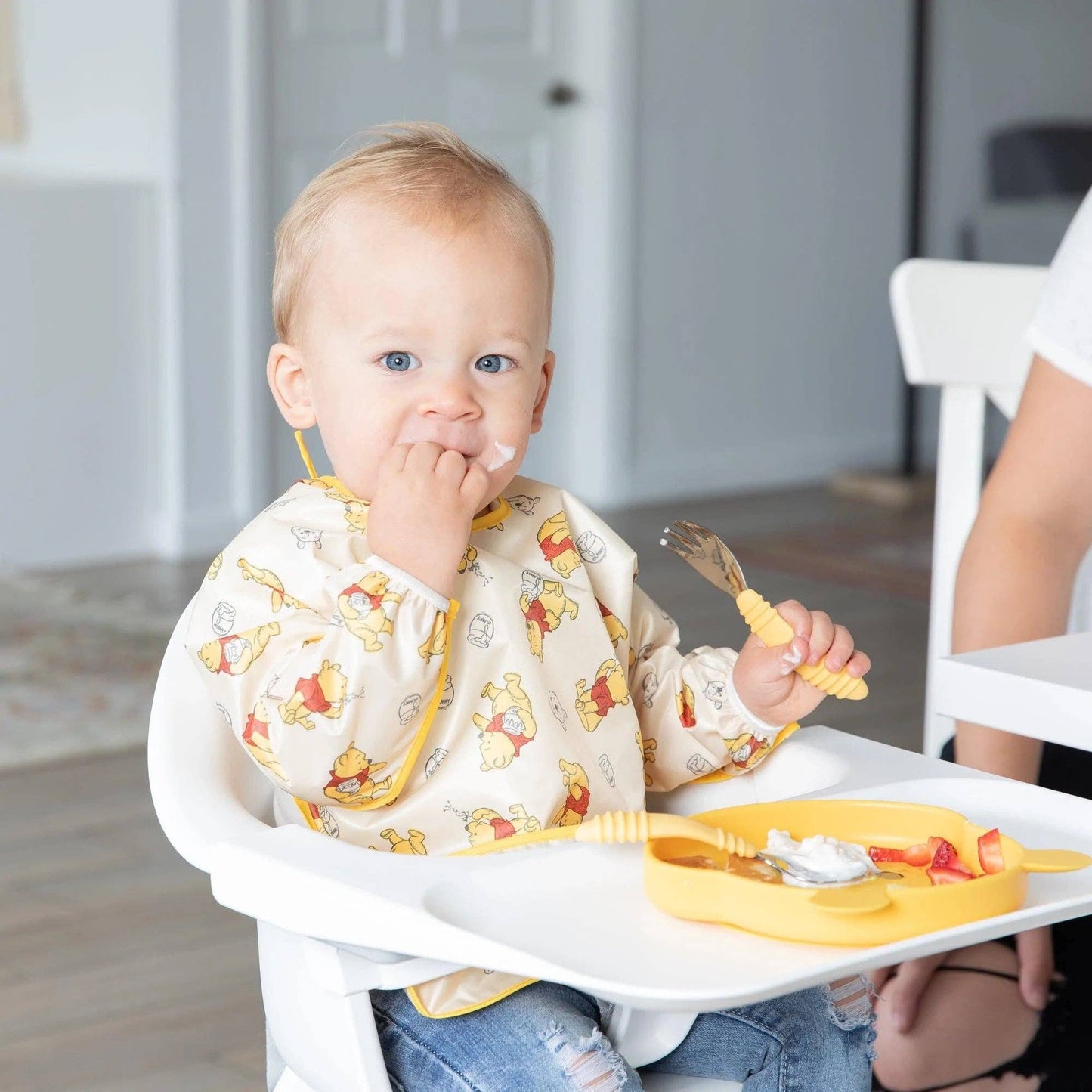 Sleeved Bib: Winnie Loves Hunny | Bumkins